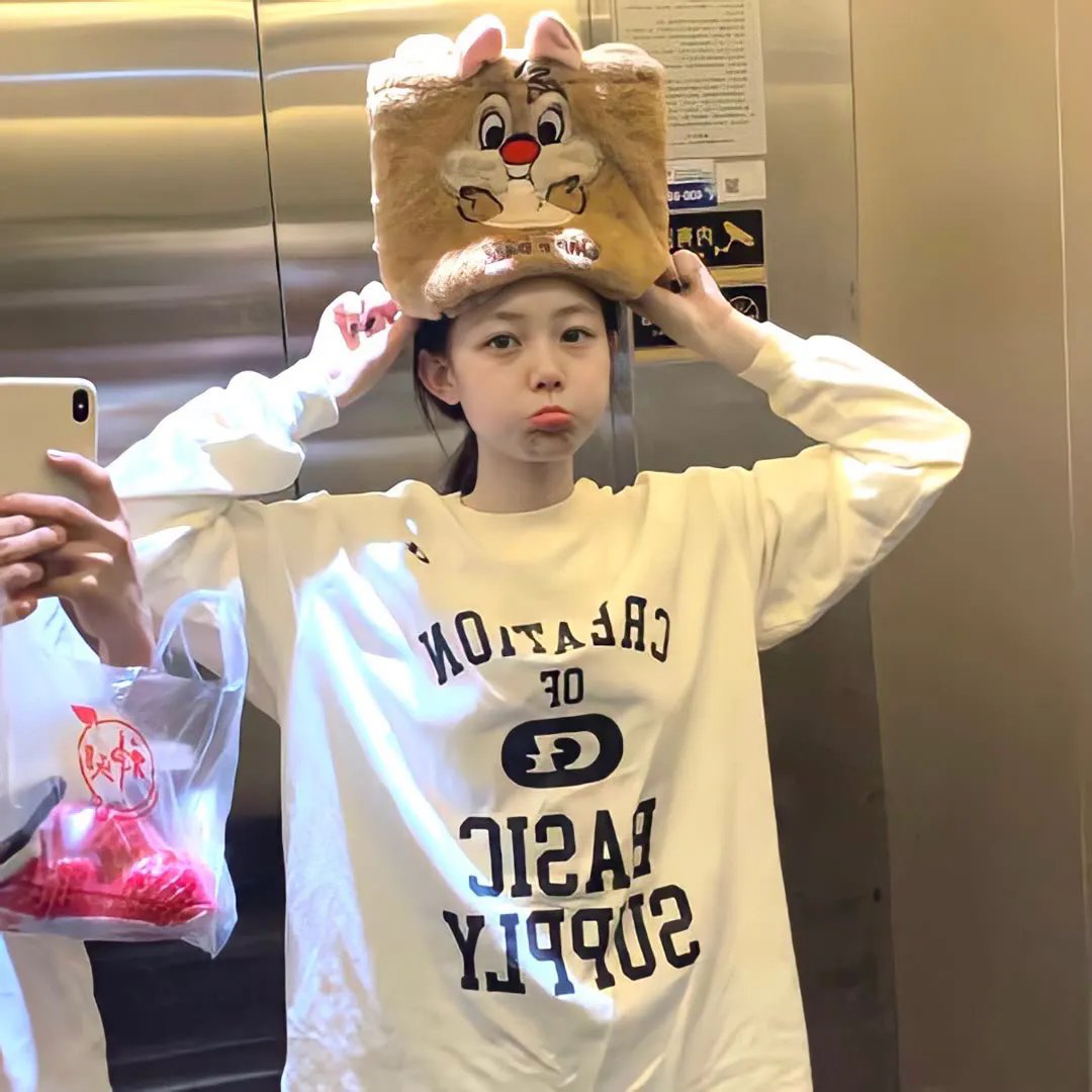 玻璃橱窗中的姑娘